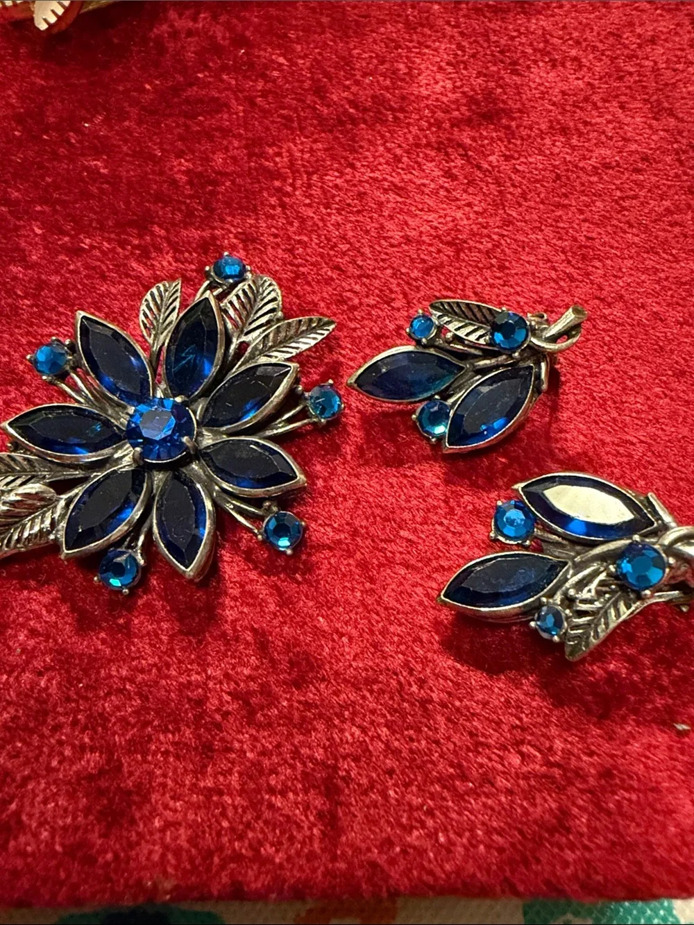 Vintage blackened finish gold tone Crystal Brooch clip Earrings great condition